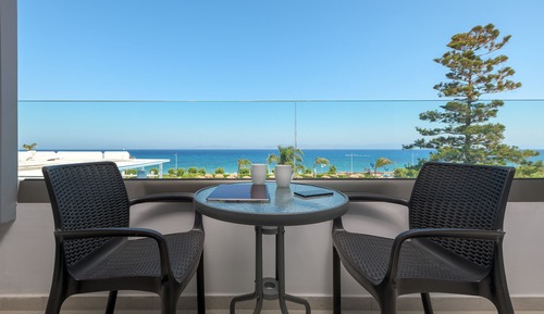 Habitación superior con 1 cama doble o 2 individuales, vistas al mar