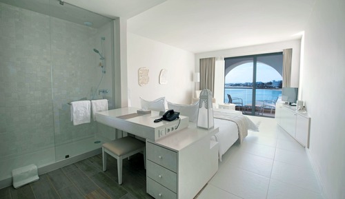 Habitación doble superior, vistas al mar (and pool view)