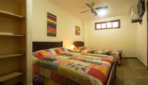 Habitación estándar con 2 camas individuales, varias camas, baño privado, vistas parciales al mar