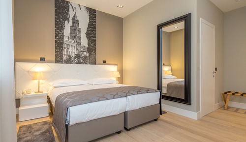 Habitación superior con 1 cama doble o 2 individuales, vistas a la ciudad