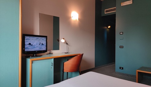 Habitación básica con 1 cama doble o 2 individuales, baño privado