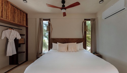 Habitación de luna de miel, 1 cama de matrimonio grande, vistas parciales al mar, junto a la playa