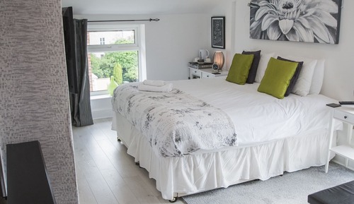 Habitación superior con 1 cama doble o 2 individuales, baño privado