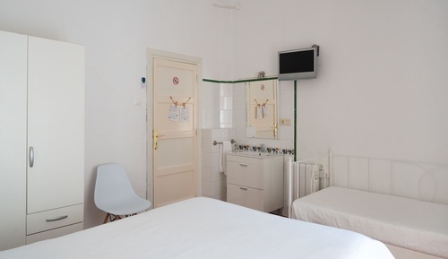 Habitación triple, baño compartido (outdoor terrace to Cuesta Gomerez)