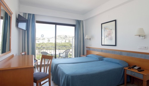 Habitación con 2 camas individuales, terraza, vistas parciales al mar