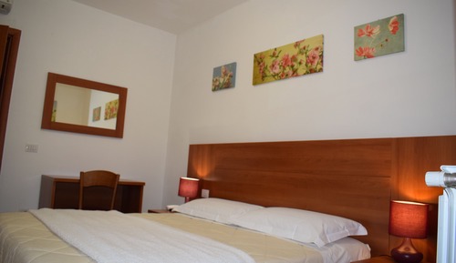 Habitación con 1 cama doble o 2 individuales, baño privado