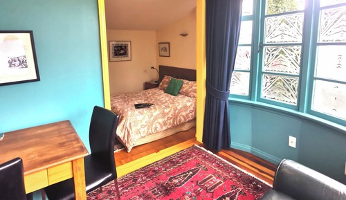 Estudio, 1 cama de matrimonio, en la zona del patio