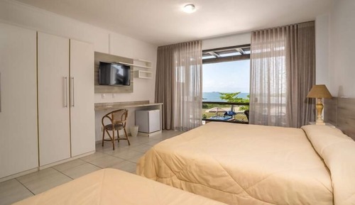 Suite, bañera de hidromasaje, vistas al mar