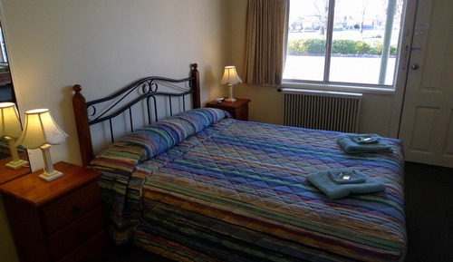 Habitación básica con 2 camas individuales