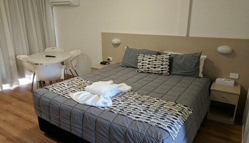 Cabaña (Motel Style)