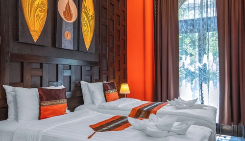 Habitación superior con 1 cama doble o 2 individuales, vistas a la ciudad
