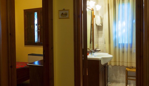 Habitación con 1 cama doble o 2 individuales, baño compartido