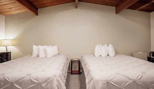 Habitación estándar, 2 camas de matrimonio, vistas a la montaña