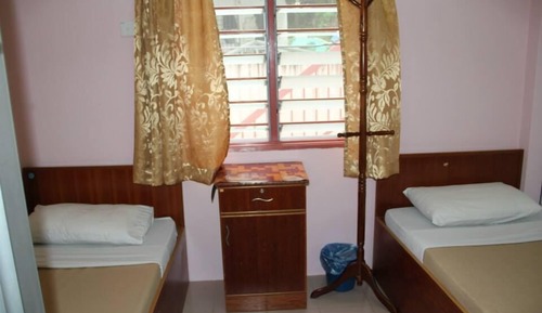 Habitación con 2 camas individuales, baño privado
