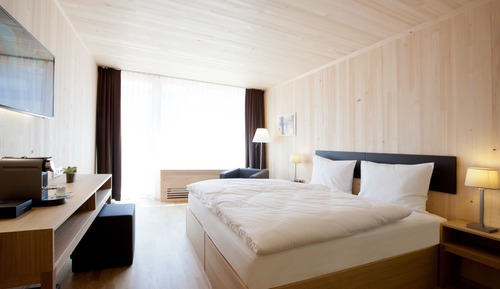 Habitación junior con 1 cama doble o 2 individuales, balcón