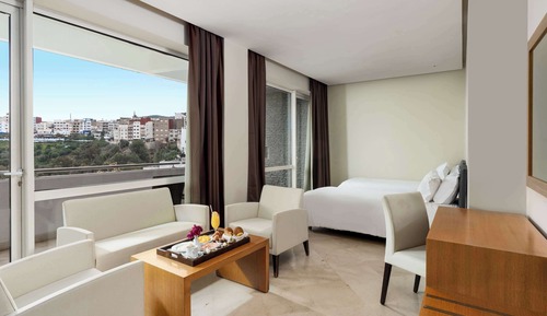 Suite, varias camas, vistas parciales al mar (Mohammed V Site)