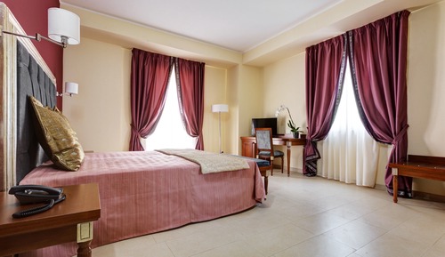 Suite estudio junior, bañera de hidromasaje, vistas al jardín