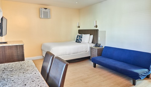 Queen Studio Pool: 1 Queen Bed 