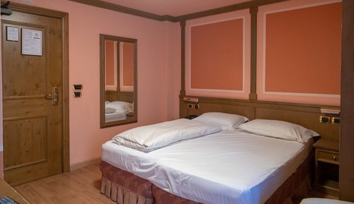 Habitación estándar con 1 cama doble o 2 individuales, 1 cama doble o 2 individuales, balcón