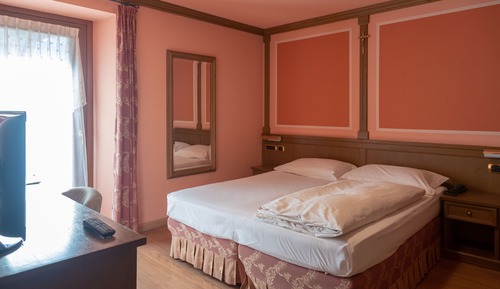 Habitación estándar con 1 cama doble o 2 individuales, 1 cama doble o 2 individuales, balcón