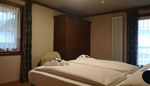 Habitación estándar con 1 cama doble o 2 individuales, 1 cama doble o 2 individuales, balcón