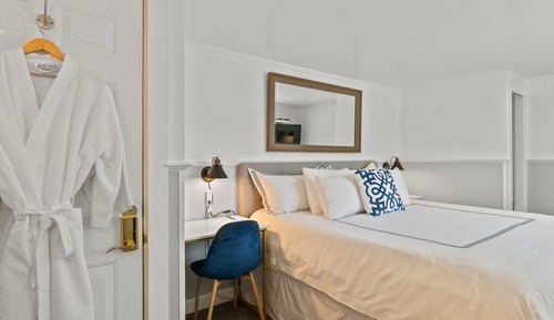 2nd Floor King Guest Room, 1 King Bed, Non-smoking, 2 Guests - no pets