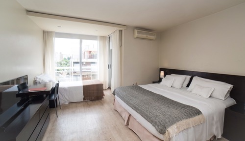 Habitación triple estándar, balcón, vistas a la ciudad