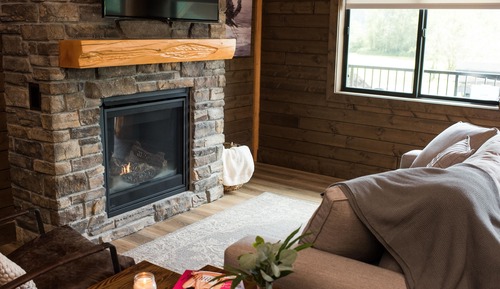 Luxury Nature Series Cabin, 1 King Bed, Gas Fireplace, Riverview (Coho - Pet Friendly)