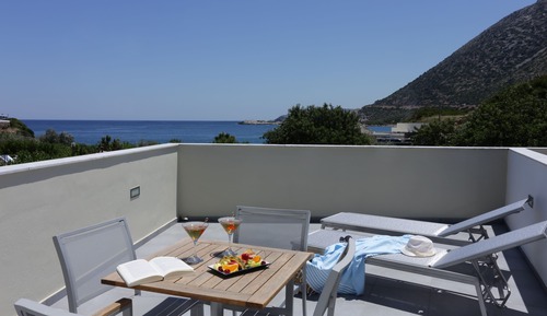 Habitación superior con 1 cama doble o 2 individuales, vistas al mar