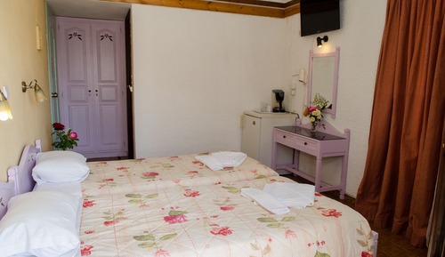 Habitación básica con 2 camas individuales