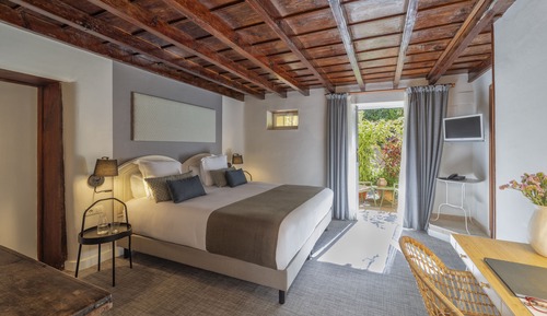 Habitación superior con 1 cama doble o 2 individuales, en la zona del jardín