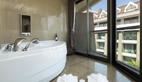Deluxe Jacuzzi Diamond Service