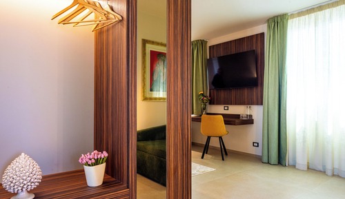Suite estudio exclusiva, 1 cama de matrimonio grande, vistas a la ciudad, en una planta alta