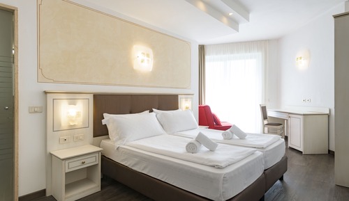Habitación Confort, balcón, vistas parciales al lago