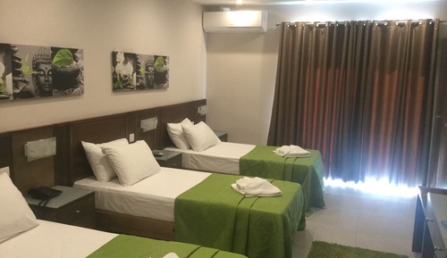 Habitación triple Deluxe, balcón