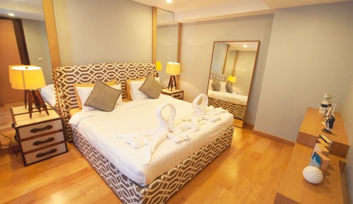 1-Bedroom Deluxe with SofaBed SeaView Partial