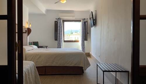 Habitación triple estándar (Ventana al Puente Nuevo)