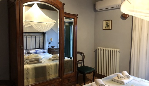 Apartamento superior, 1 cama doble con sofá cama, cocina básica (air condition)