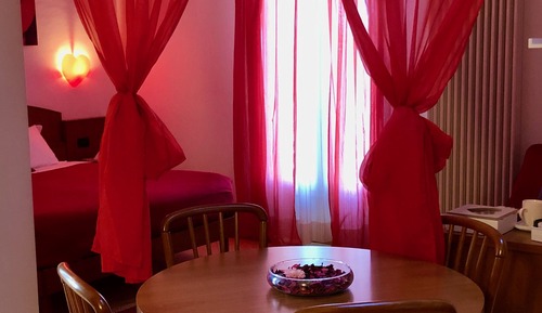 Suite estudio romántica, 1 cama de matrimonio, baño privado, en la zona del jardín