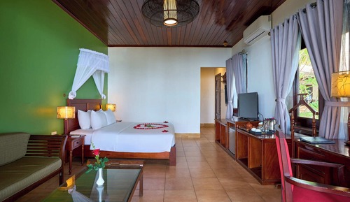 Habitación, vistas a la piscina