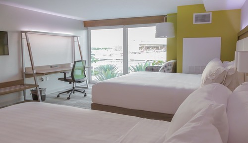 Habitación estándar, 2 camas de matrimonio (Communications, Miami Airport View)