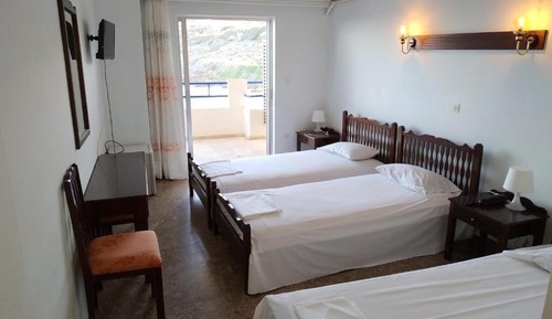 Habitación triple, vistas al mar