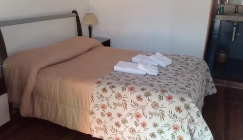 Habitación básica con 1 cama doble o 2 individuales