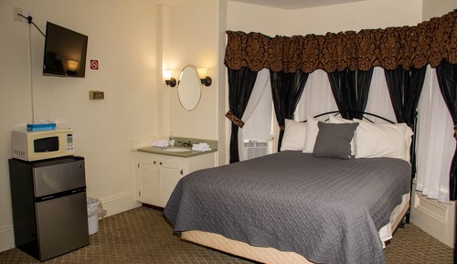 Unit 8 (Shared bath, Second floor)
