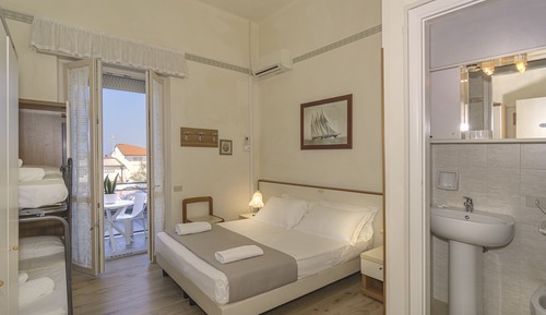 Camera Quadrupla, balcone, vista mare