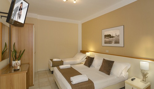 Habitación triple básica, vistas al patio