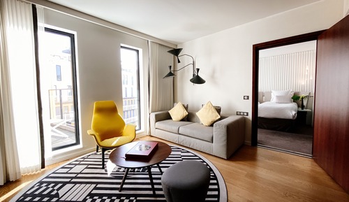 Suite, 1 cama de matrimonio grande con sofá cama, balcón, vistas a la piscina