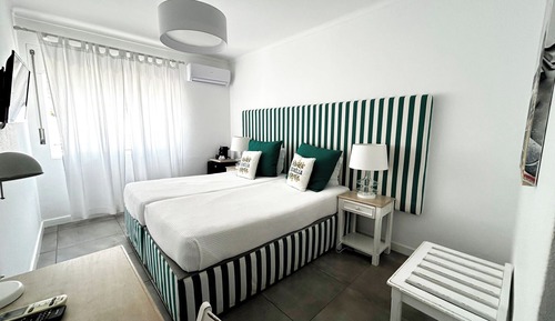 Habitación con 2 camas individuales, vistas a la piscina
