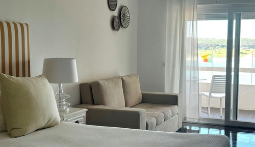 Habitación superior con 2 camas individuales, vistas al mar