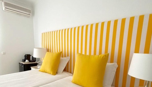 Habitación con 2 camas individuales, balcón, vistas al mar